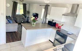 Cheerful 2-Bedroom Home With Free Parking